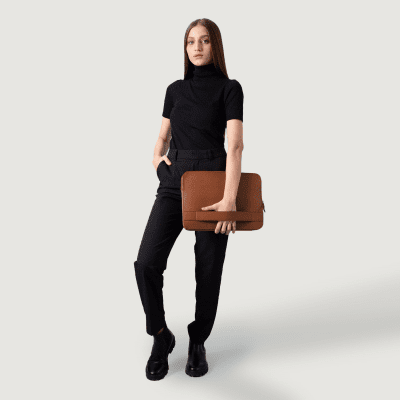 01 TheBaxterBrownLeatherLaptopSleeveFullModel 2 1666190128922